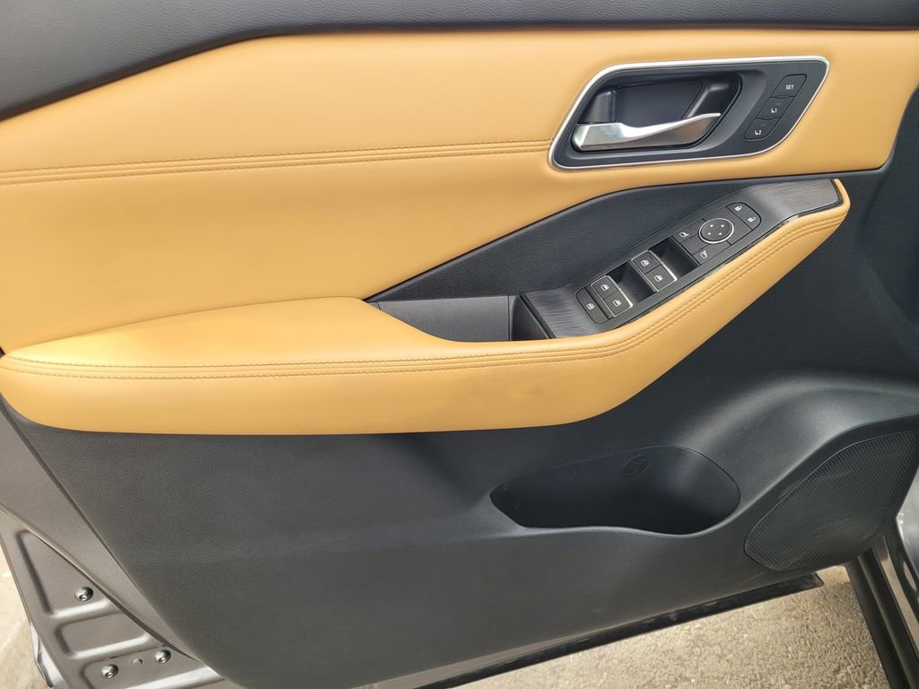 Used 2023 Nissan Rogue Platinum w/ Platinum Premium Package image 15