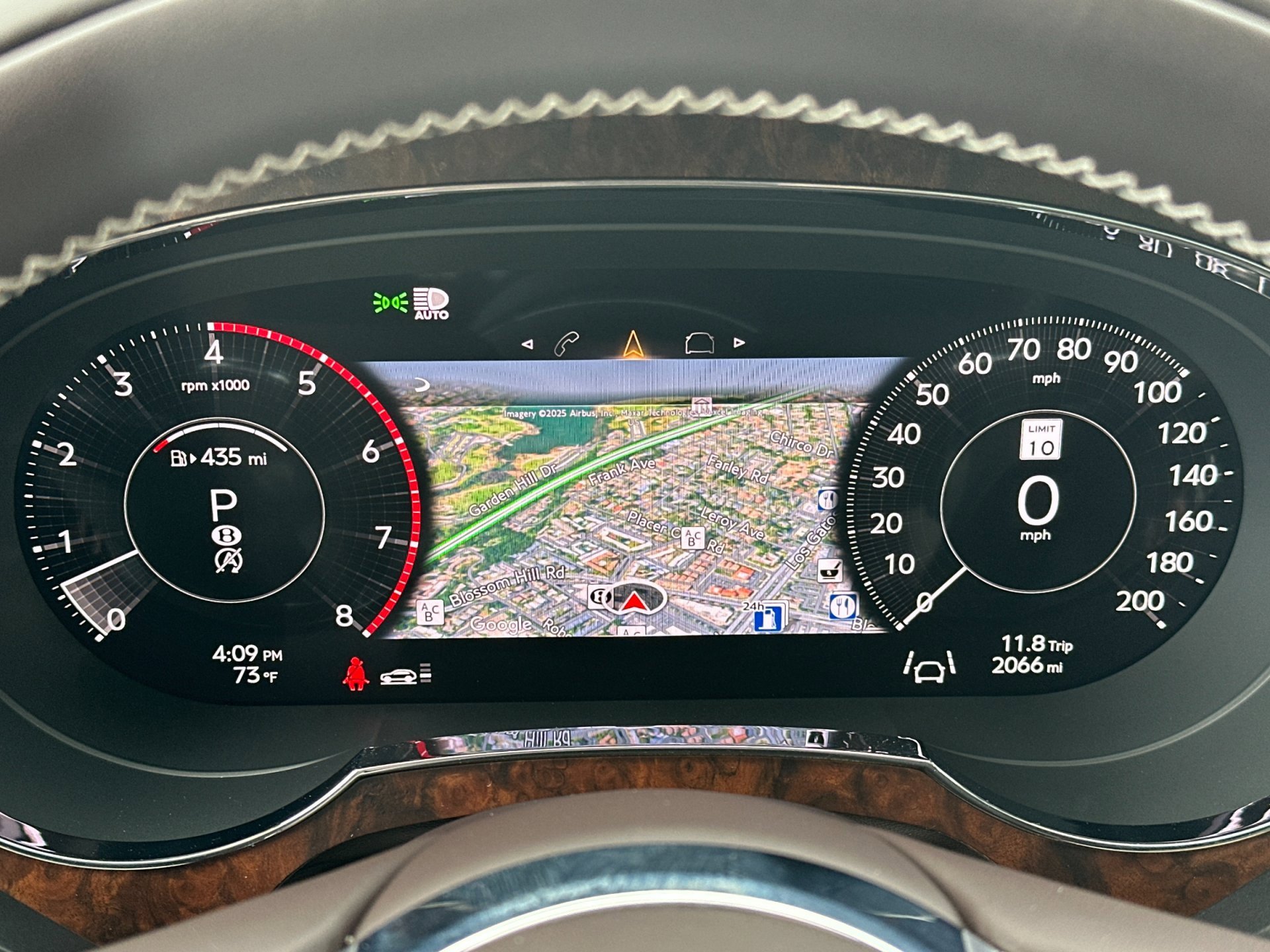 Used 2025 Bentley Bentayga image 30