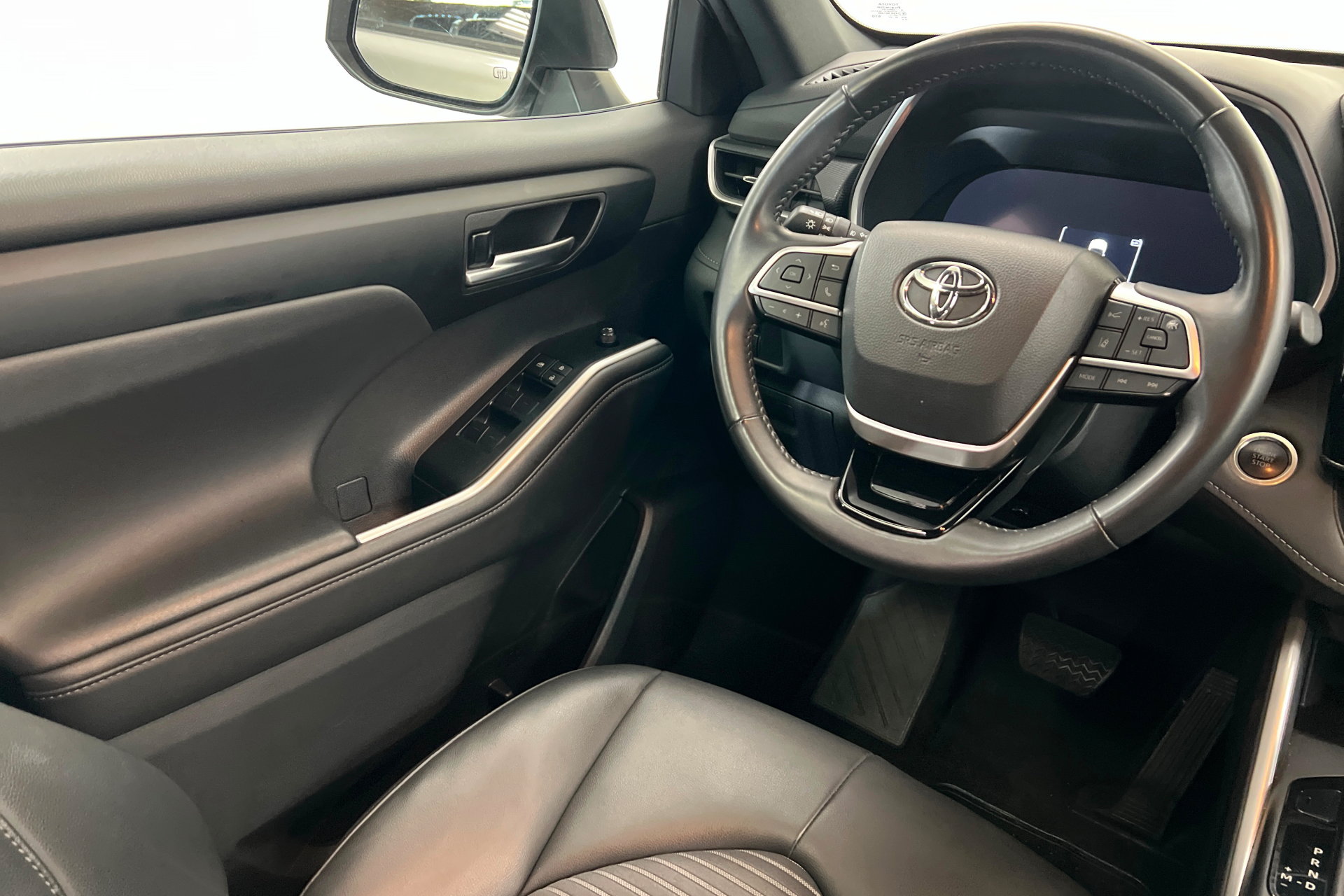 Used 2025 Toyota Highlander XSE AWD/4WD image 12