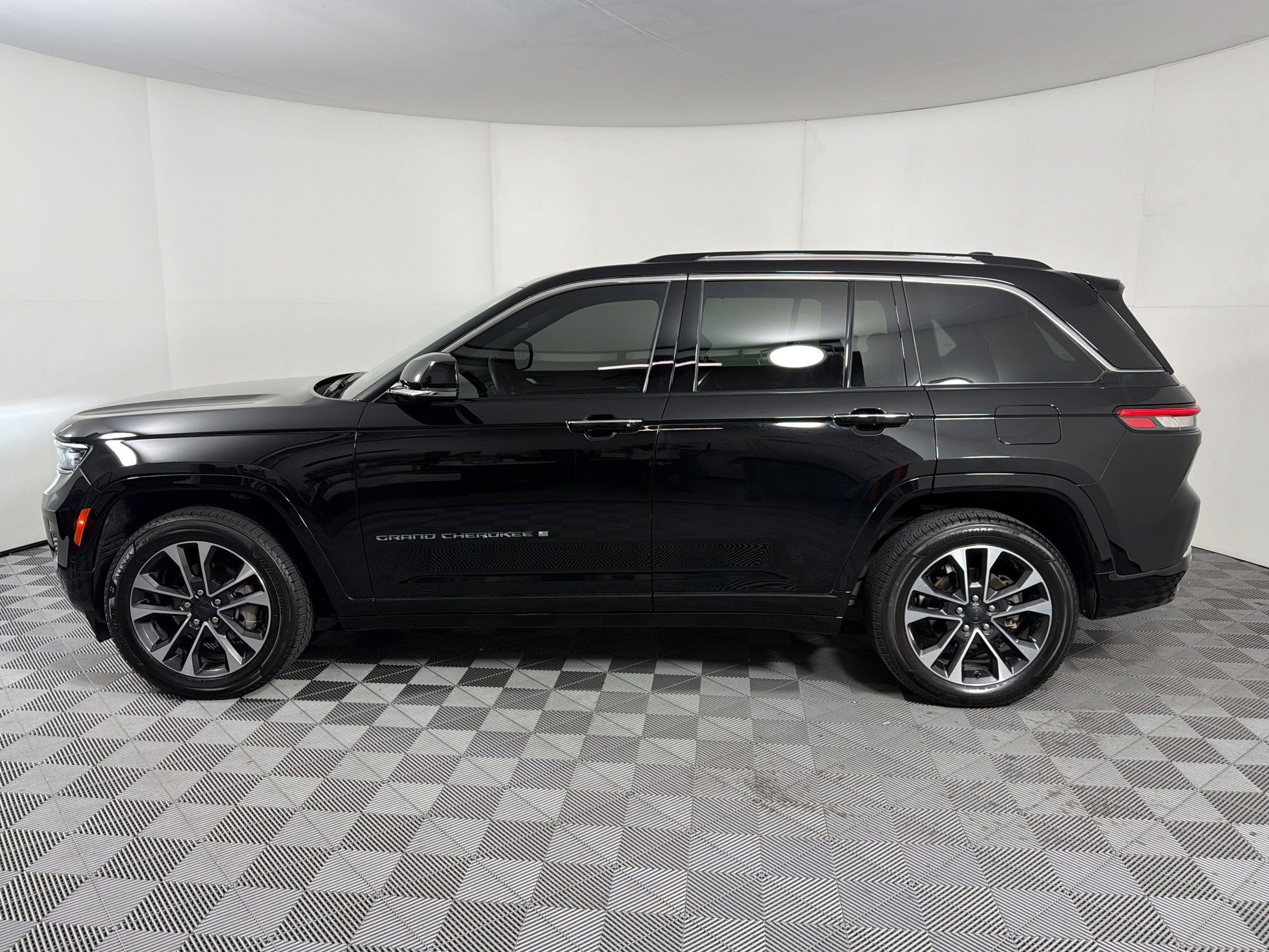 Used 2022 Jeep Grand Cherokee Overland w/ Luxury Tech Group IV AWD/4WD image 2