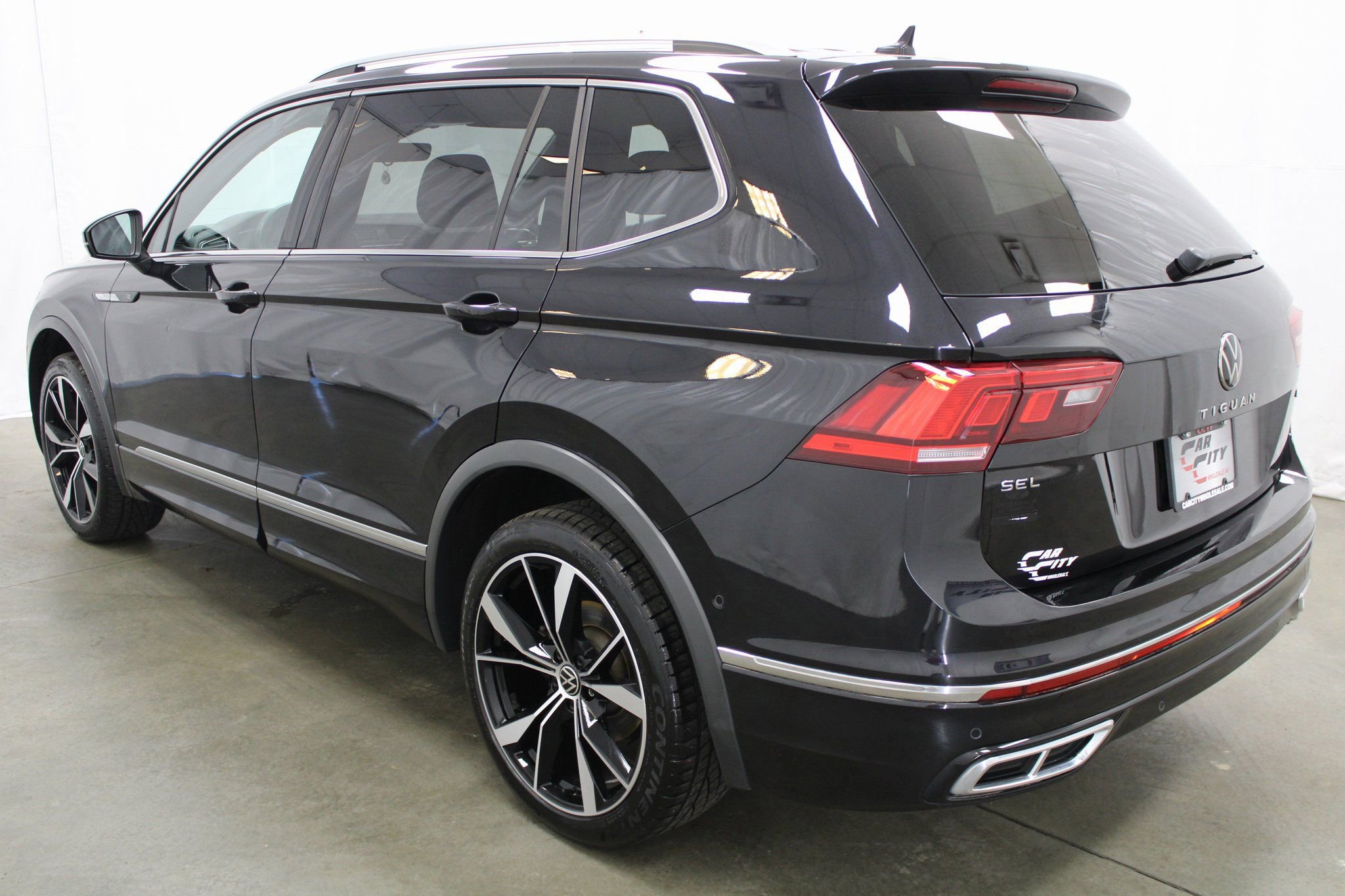 Used 2022 Volkswagen Tiguan SEL R-Line image 8