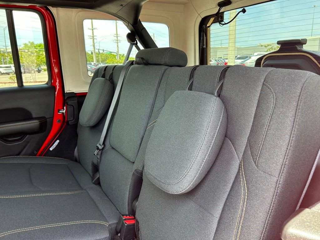 Used 2025 Jeep Wrangler Unlimited Sahara AWD/4WD image 59