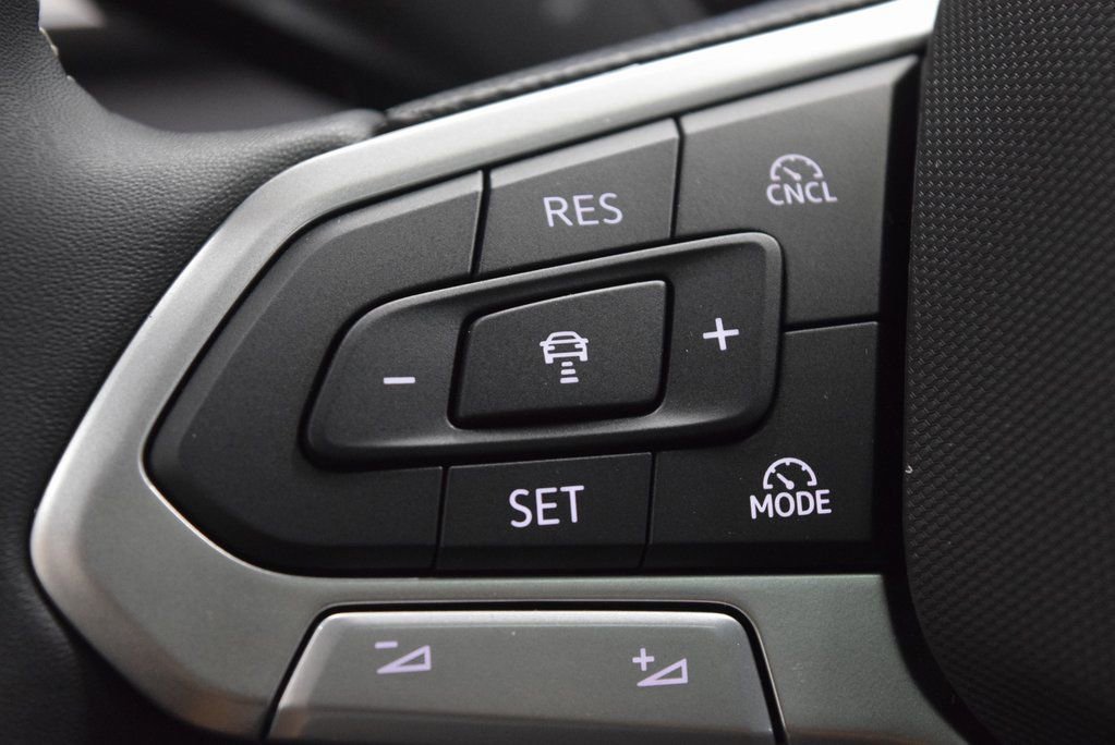 New 2025 Volkswagen Tiguan SE image 14