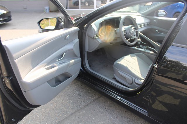 Used 2022 Hyundai Elantra SE image 16