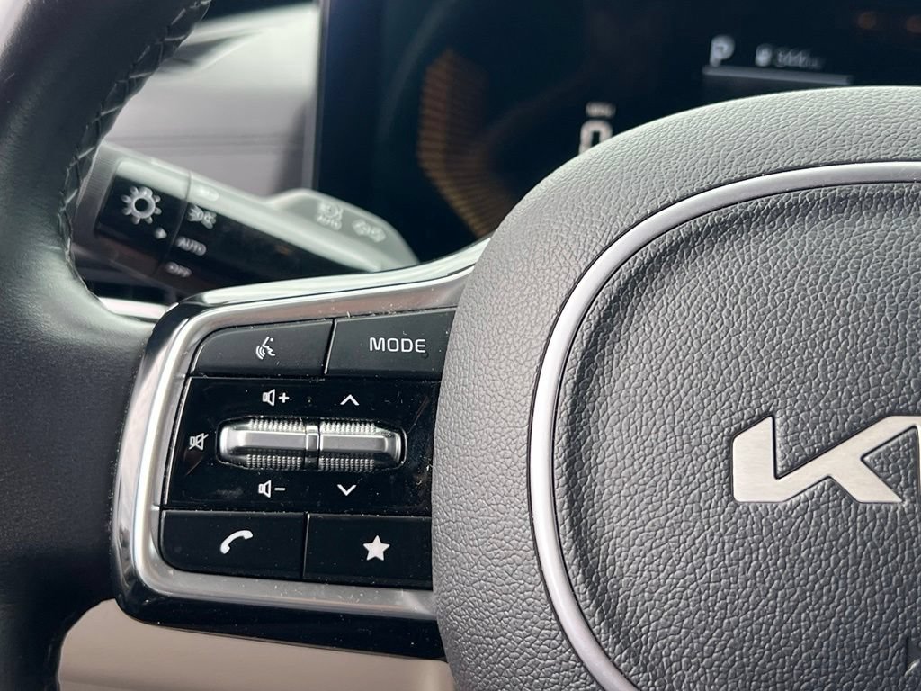 Used 2025 Kia Carnival FWD image 21