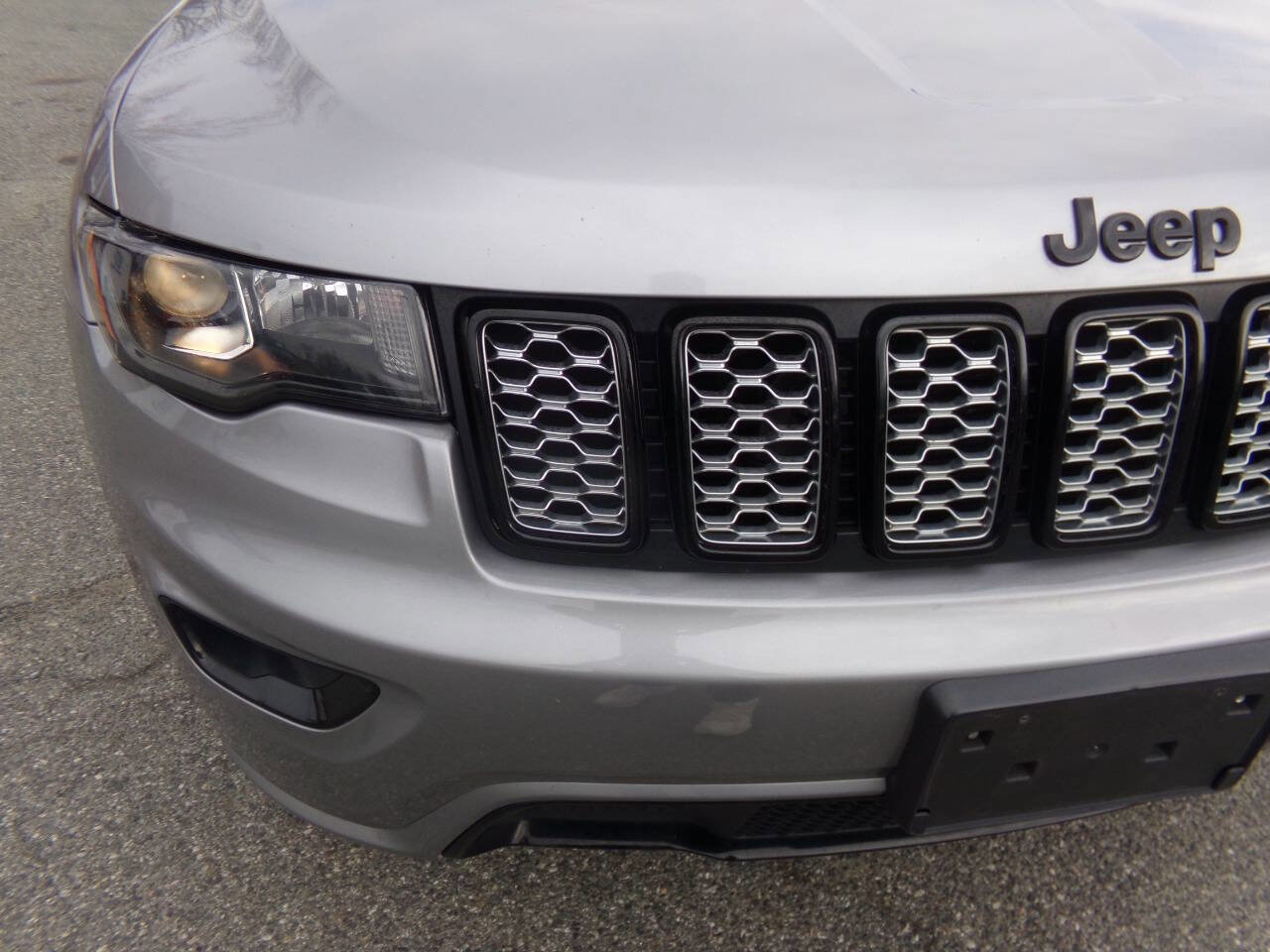 Used 2019 Jeep Grand Cherokee Altitude image 4
