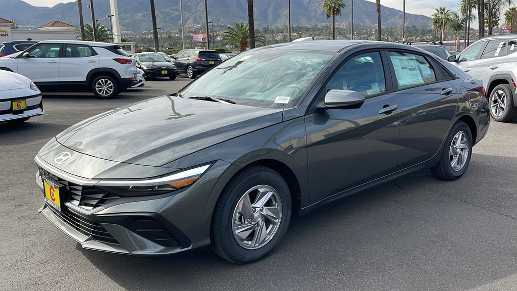 Used 2026 Hyundai Elantra SE FWD image 14