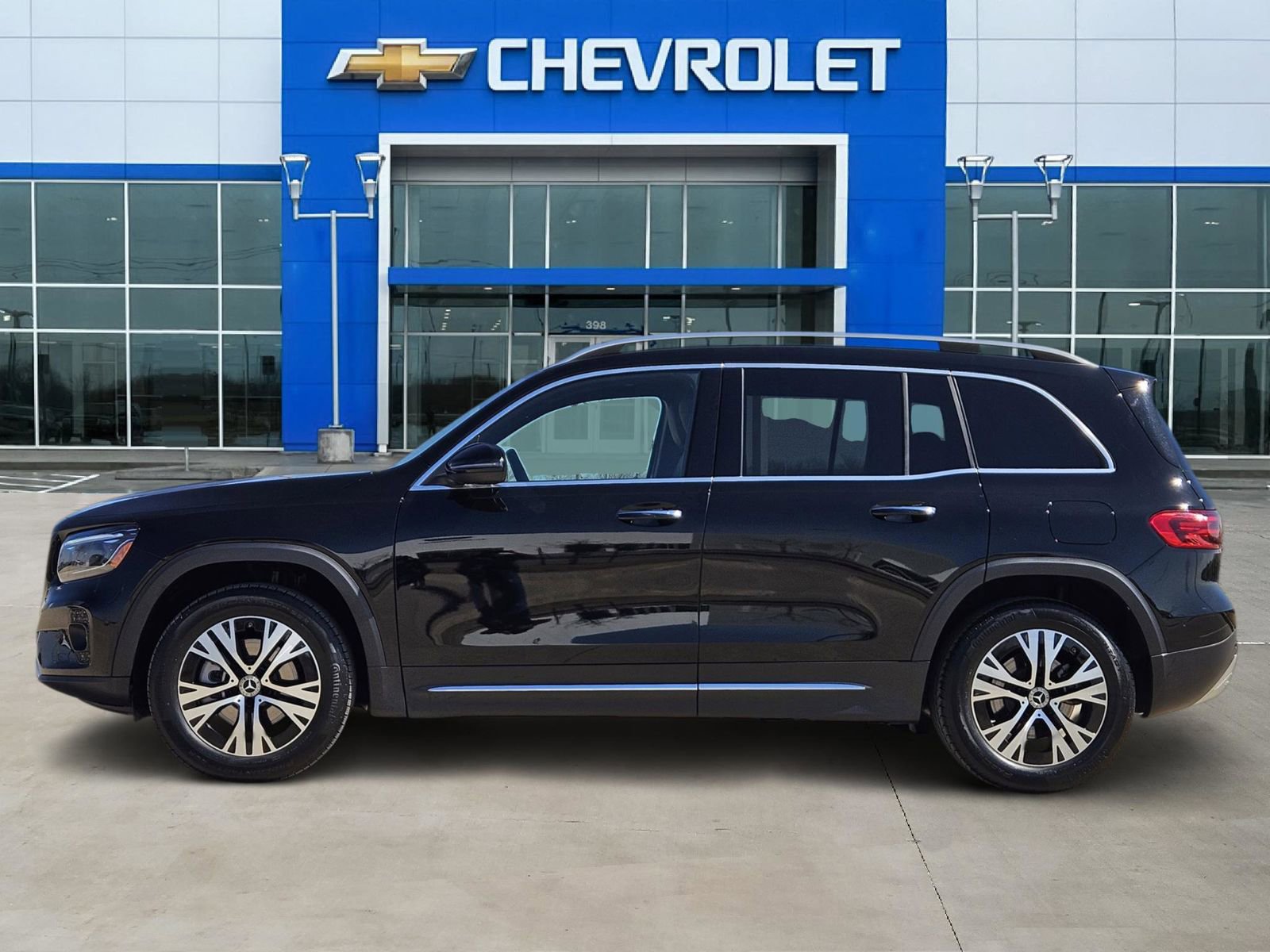 Used 2025 Mercedes-Benz GLB 250 4MATIC image 3