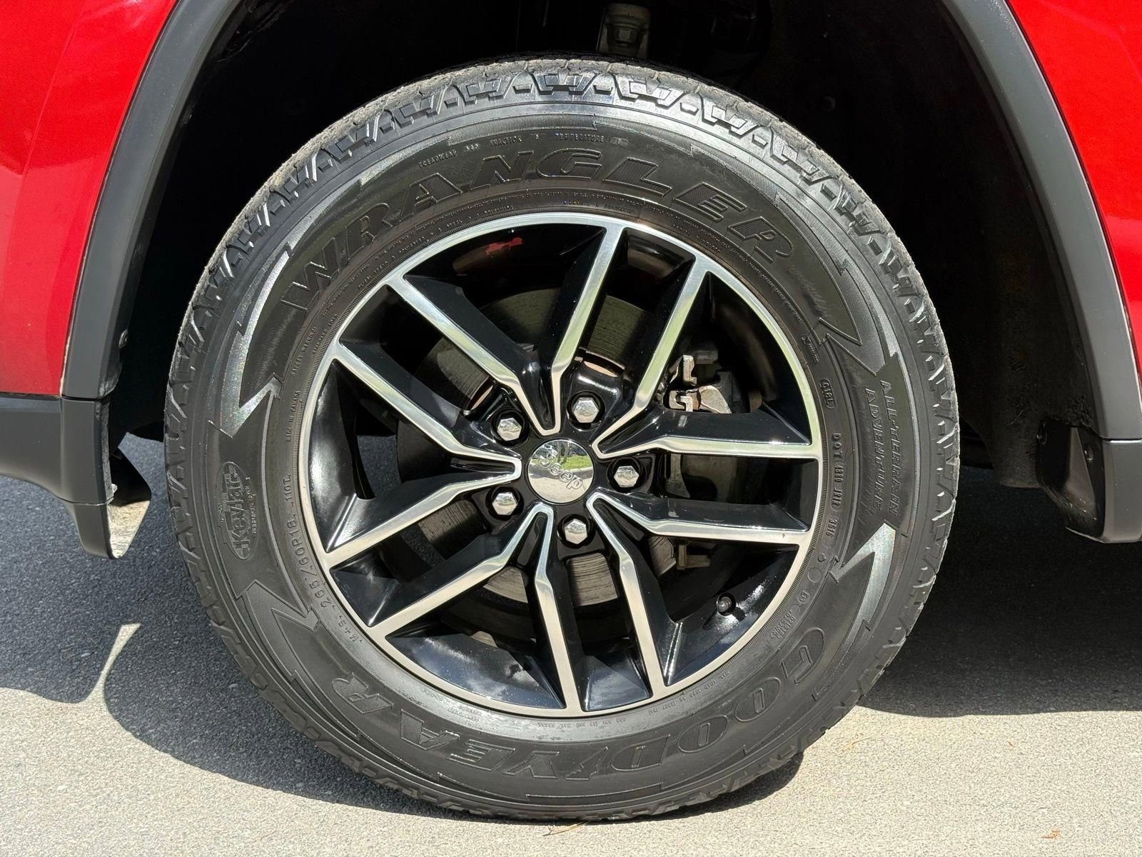 Used 2017 Jeep Grand Cherokee Trailhawk AWD/4WD image 18