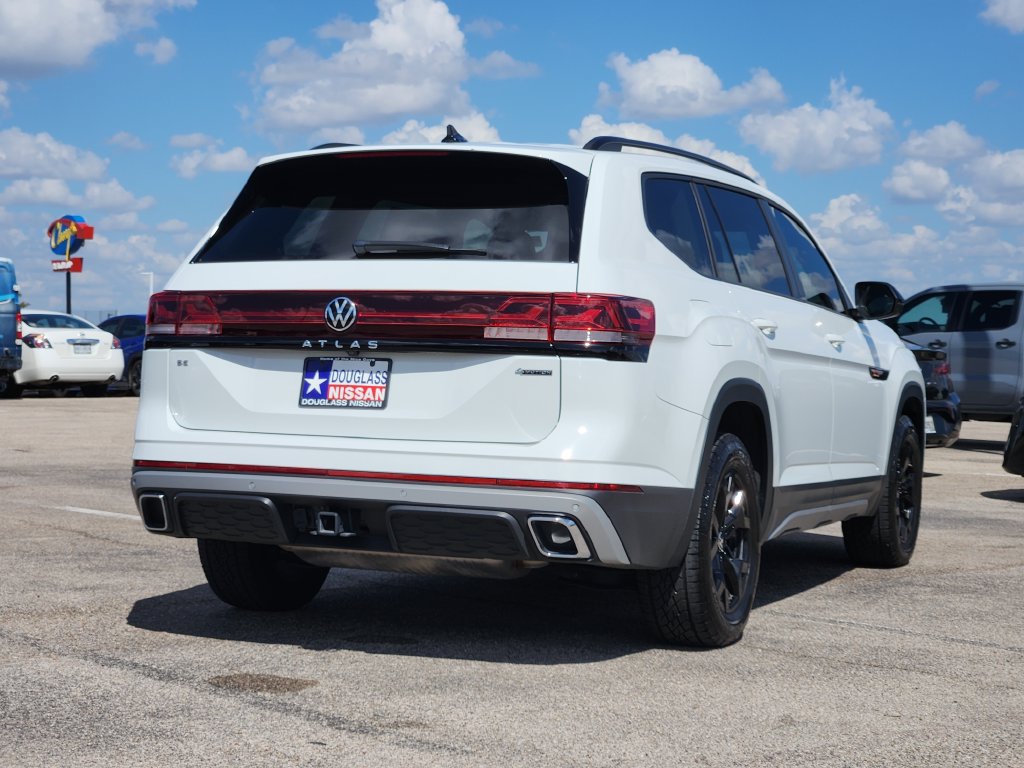 Used 2025 Volkswagen Atlas Peak Edition SE AWD/4WD image 3