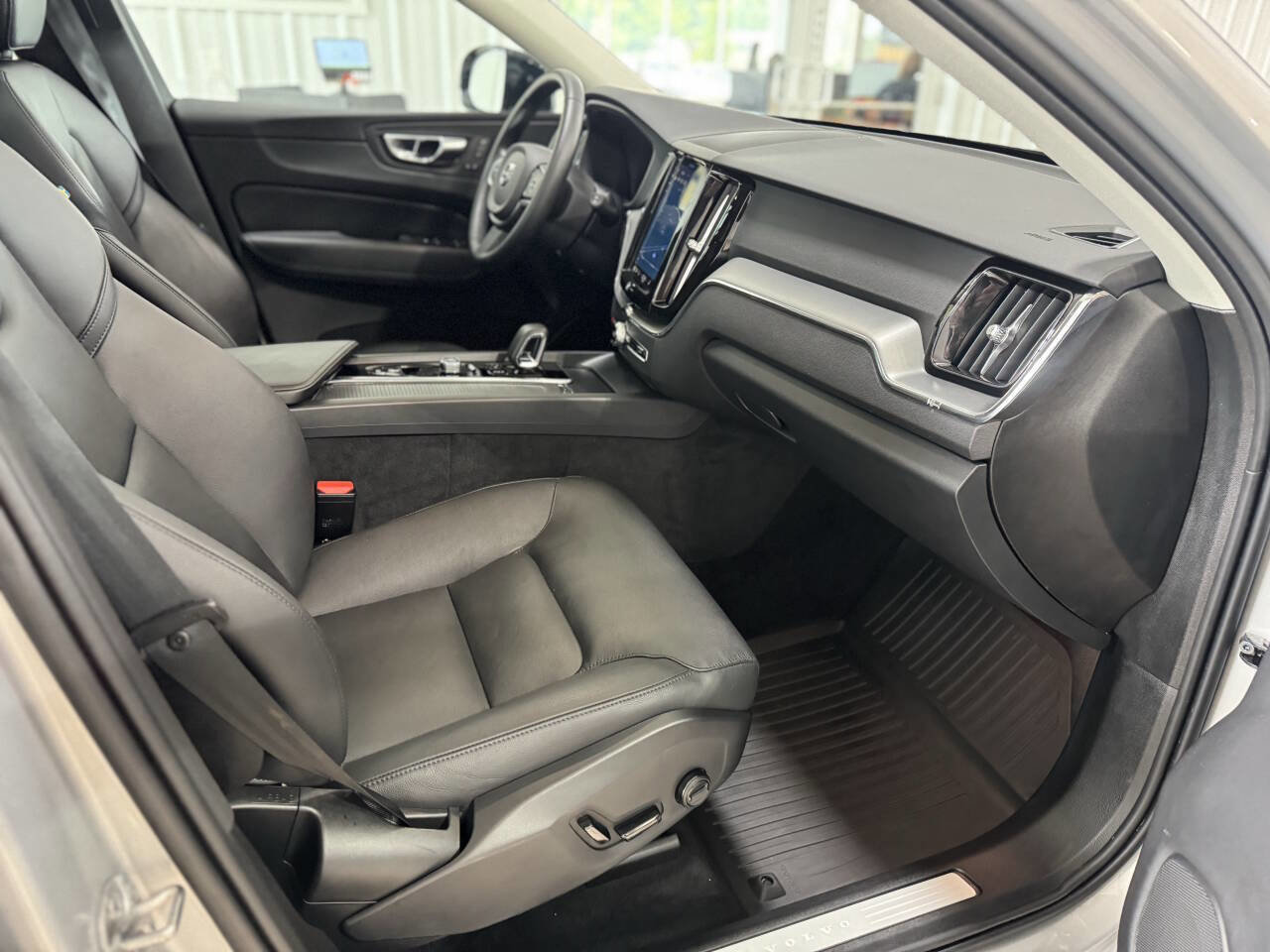 Used 2024 Volvo XC60 B5 Core AWD/4WD image 18