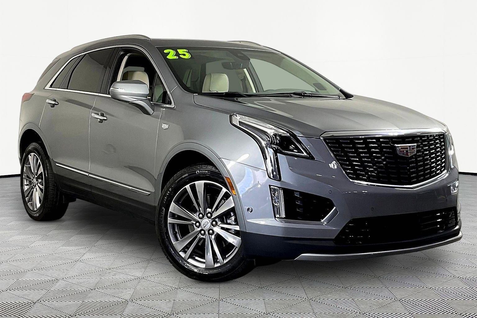 Used 2025 Cadillac XT5 Premium Luxury w/ Technology Package AWD/4WD image 3