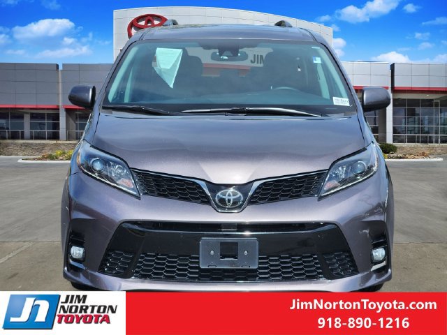 Used 2020 Toyota Sienna SE w/ SE Preferred Package FWD image 2