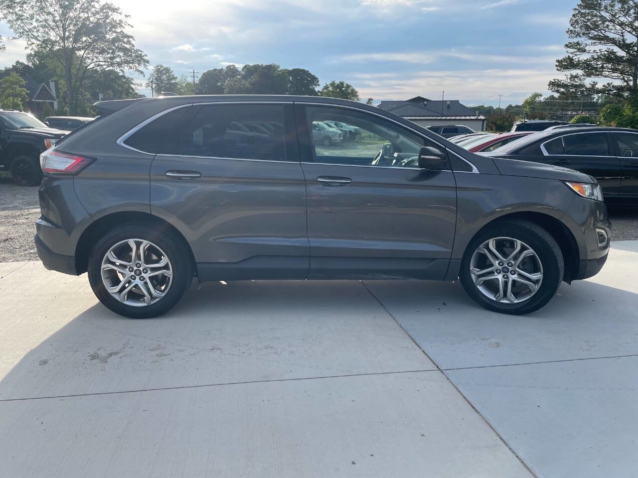 Used 2017 Ford Edge Titanium FWD image 10