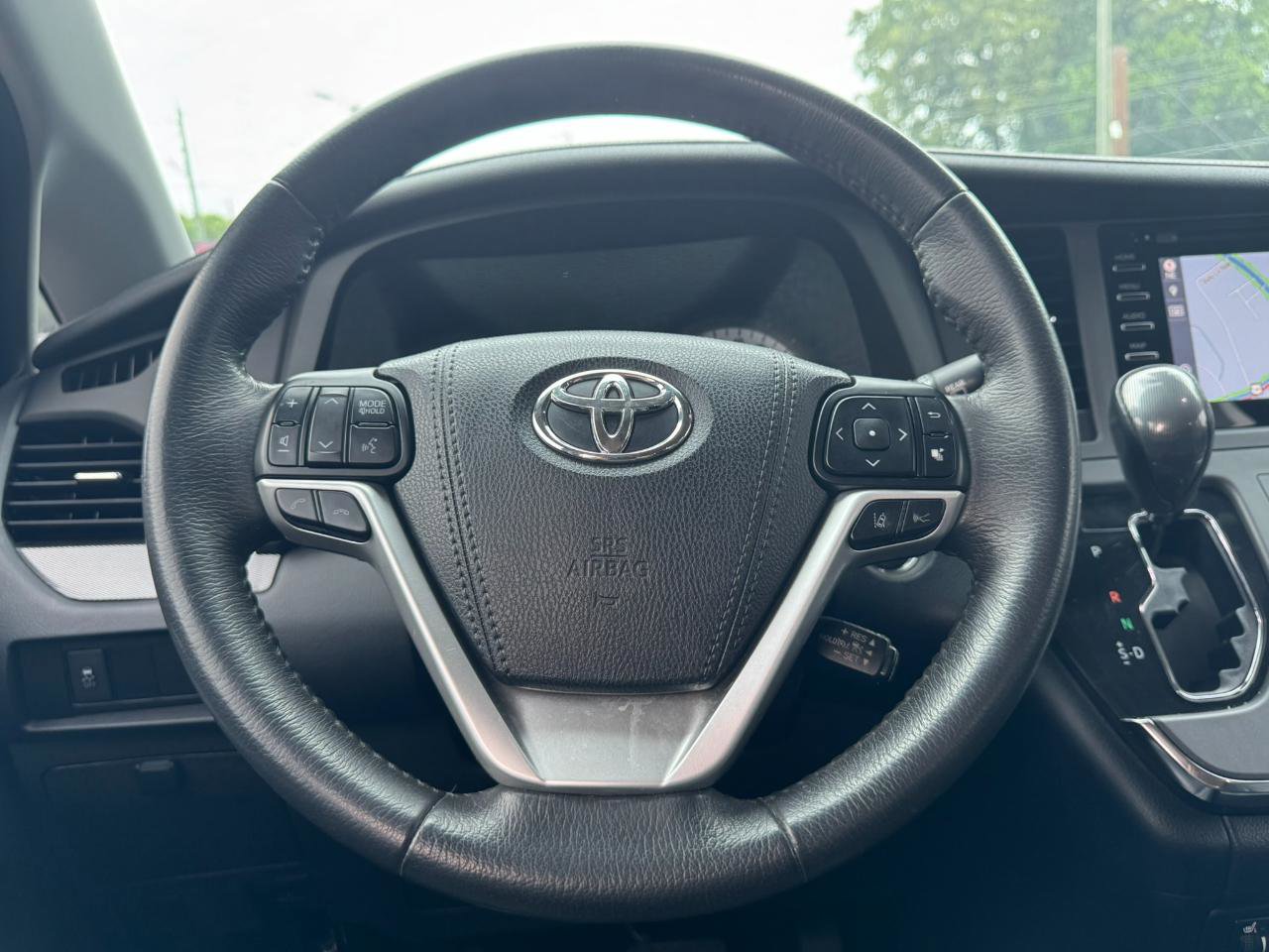 Used 2018 Toyota Sienna SE Premium w/ Carpet Mat Package FWD image 16