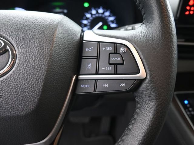 Used 2022 Toyota Sienna XLE image 2