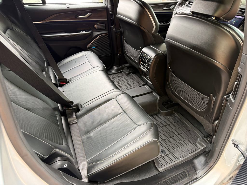 Used 2023 Jeep Grand Cherokee Overland w/ Luxury Tech Group IV image 34