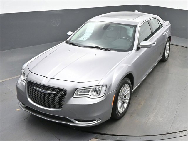 Used 2017 Chrysler 300 C image 38