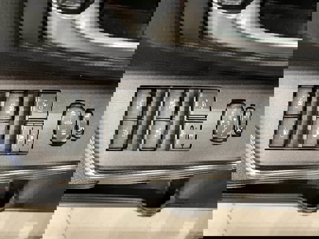 Used 2017 Toyota Camry SE image 16