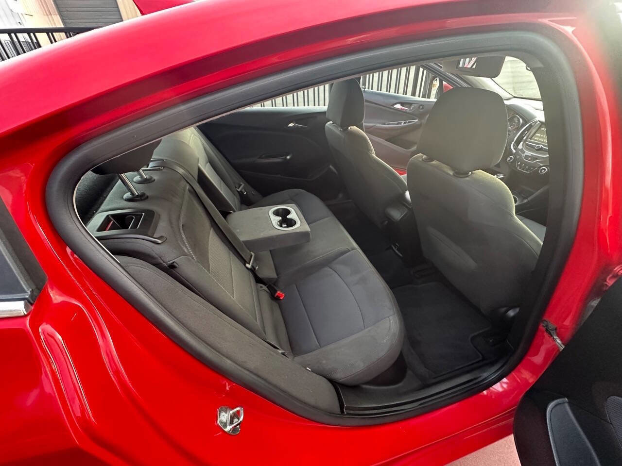 Used 2018 Chevrolet Cruze LT FWD image 11