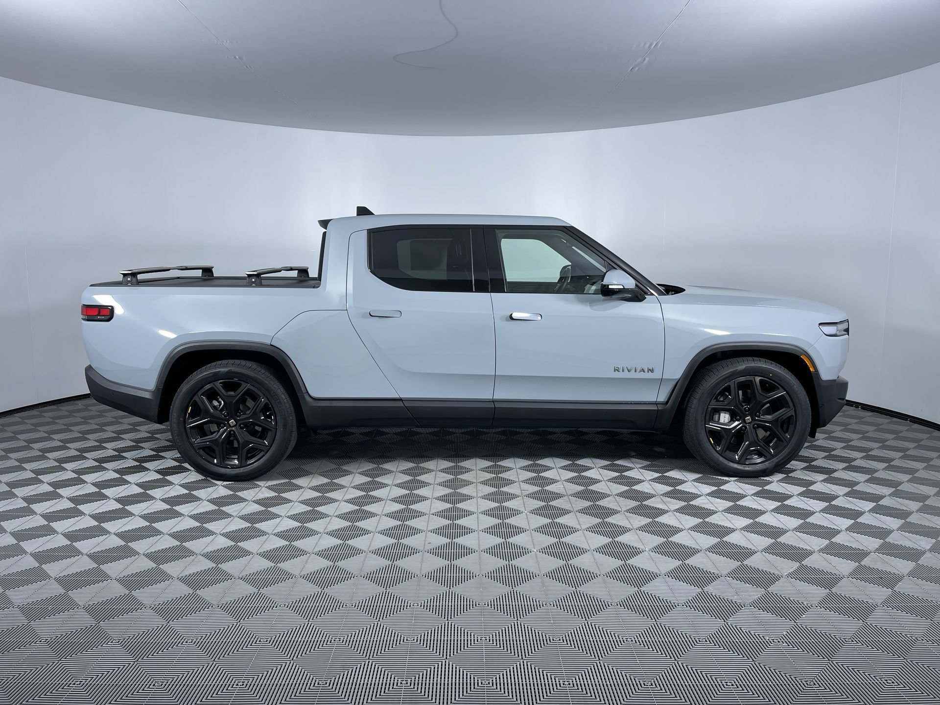 Used 2025 Rivian R1T Adventure Dual AWD/4WD image 10