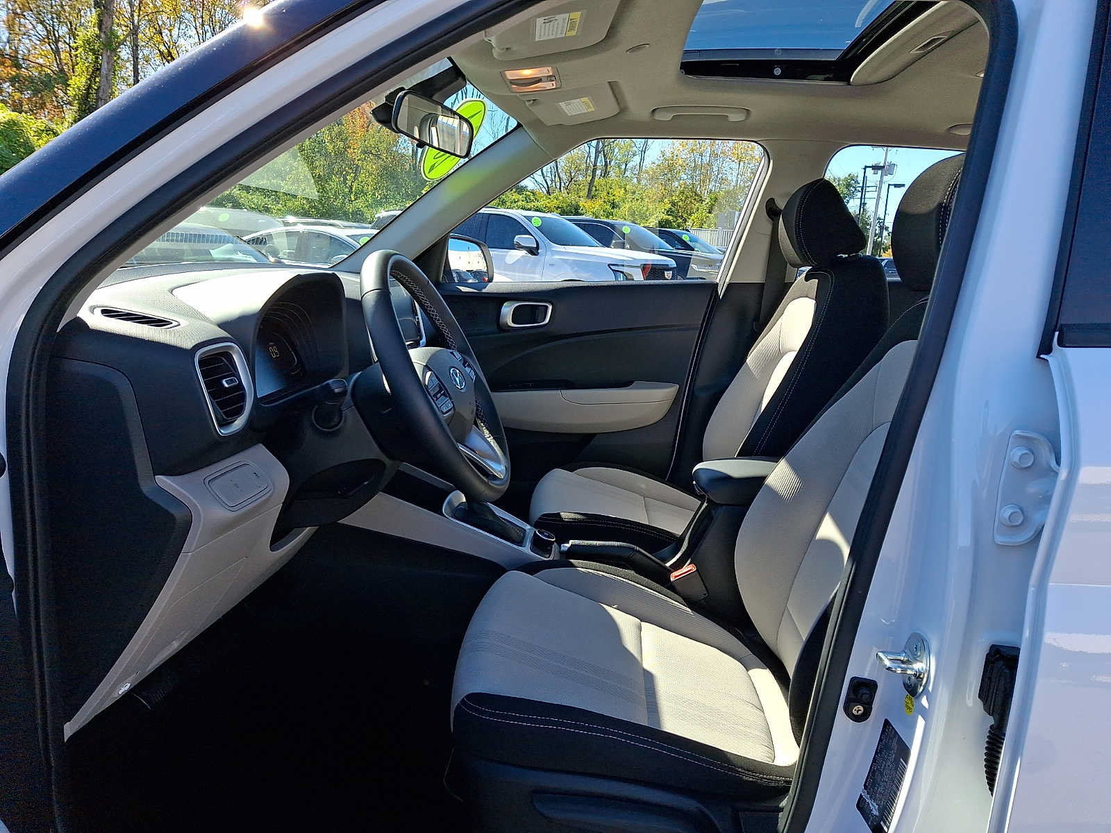 Used 2024 Hyundai Venue SEL FWD image 14