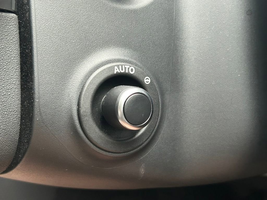 Used 2024 Land Rover Discovery S image 32