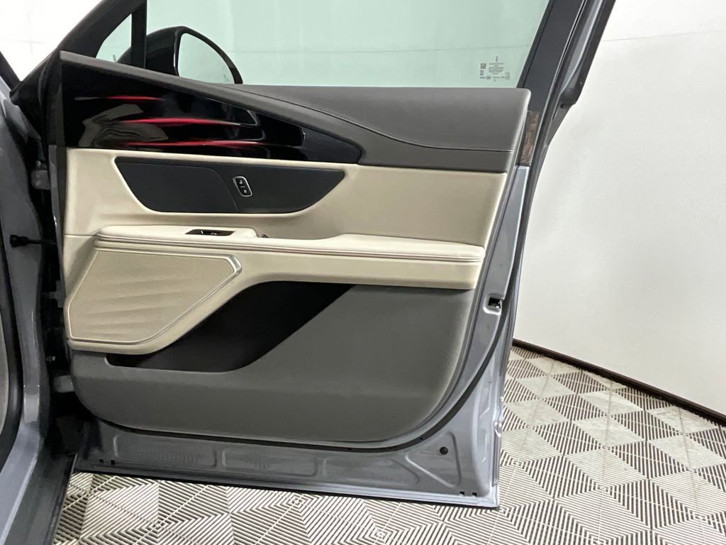 Used 2025 Lincoln Nautilus Premier AWD/4WD image 21