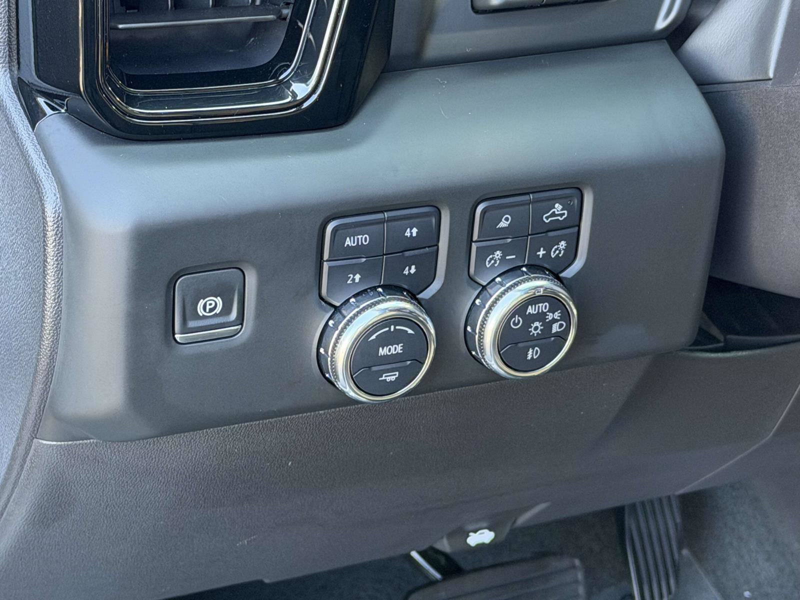 Used 2024 GMC Sierra 1500 AT4 w/ Technology Package AWD/4WD image 19