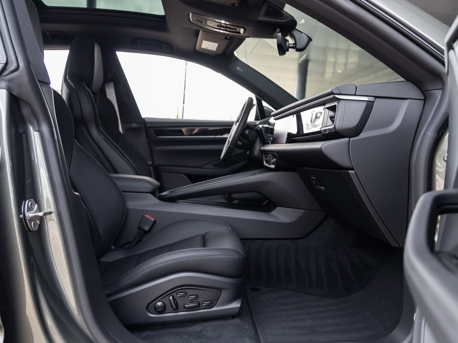 New 2026 Porsche Macan Electric RWD image 42