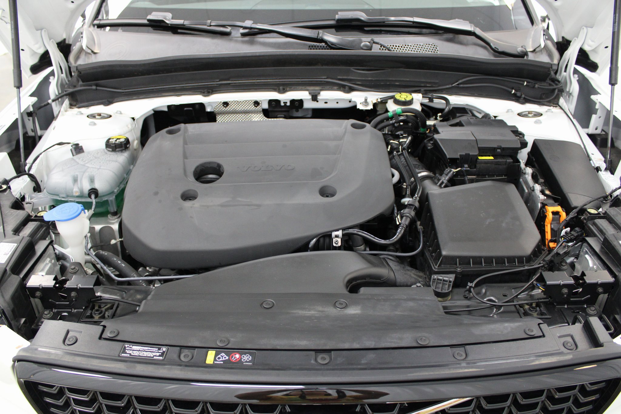 Used 2025 Volvo XC40 B5 Plus image 8