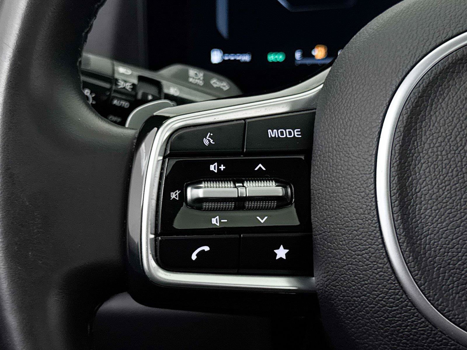 Certified 2025 Kia Carnival SX w/ SX Dark Edition Package FWD image 37