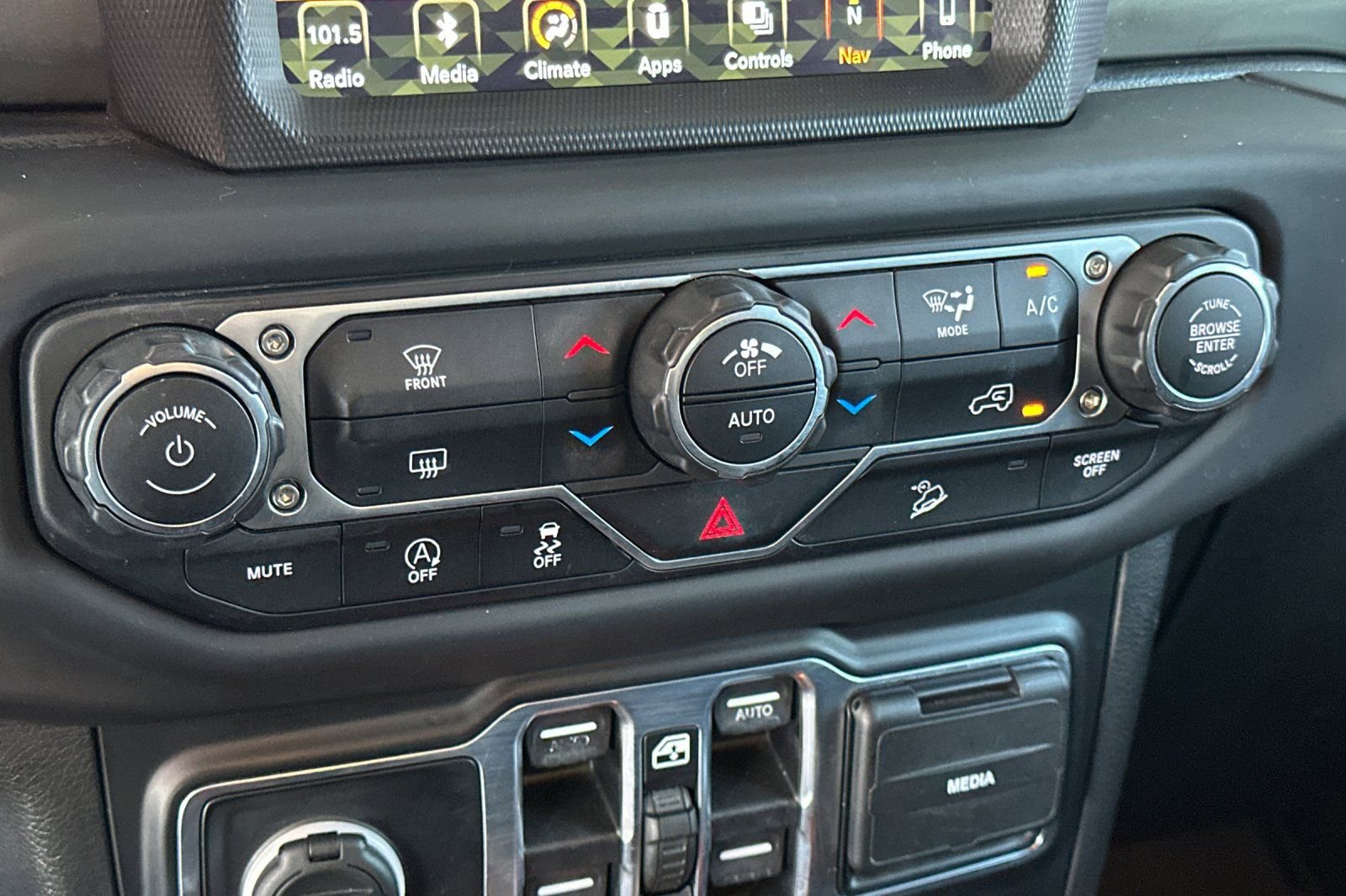 Used 2019 Jeep Wrangler Unlimited Sahara image 21