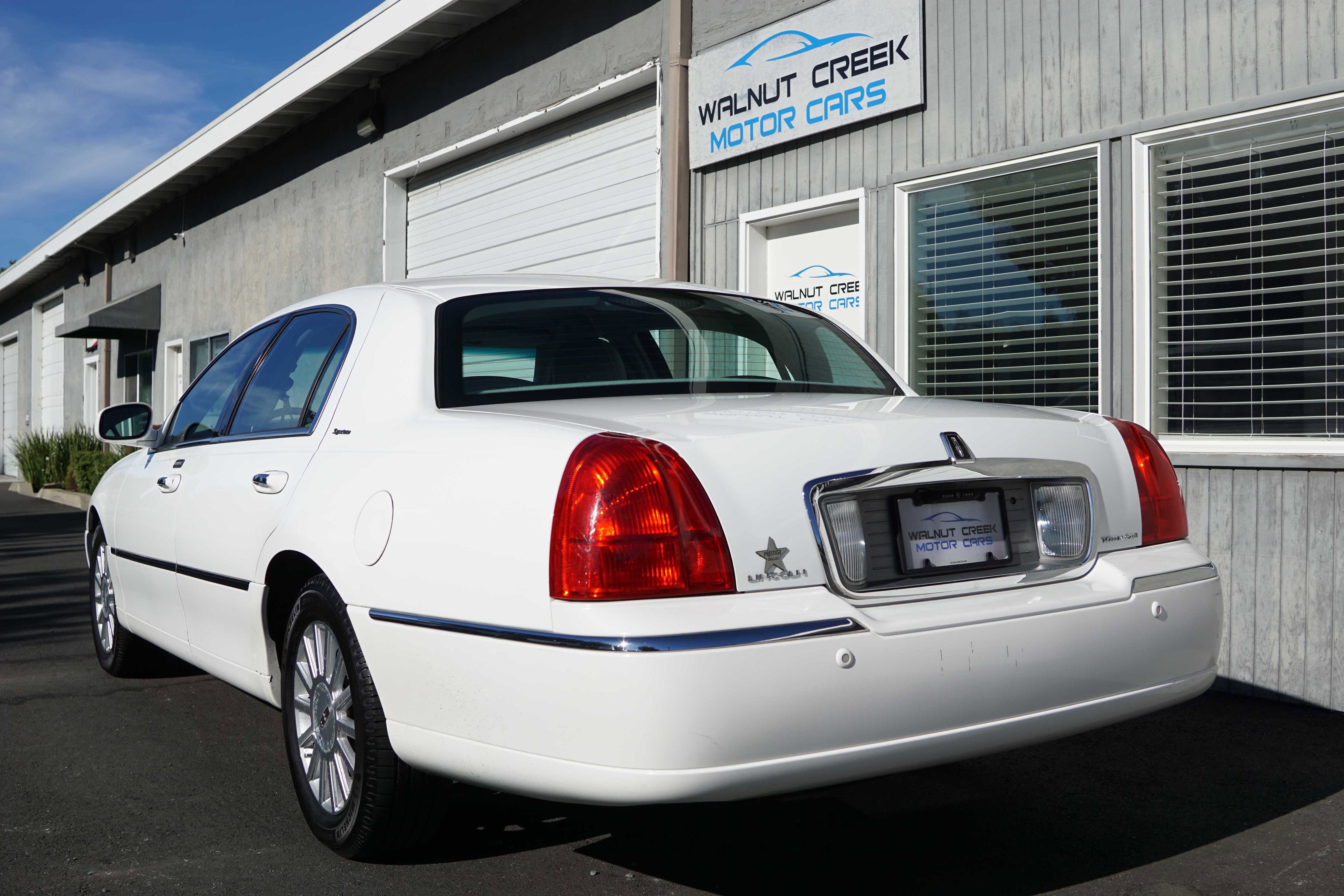 Used 2004 Lincoln Town Car Signature image 15