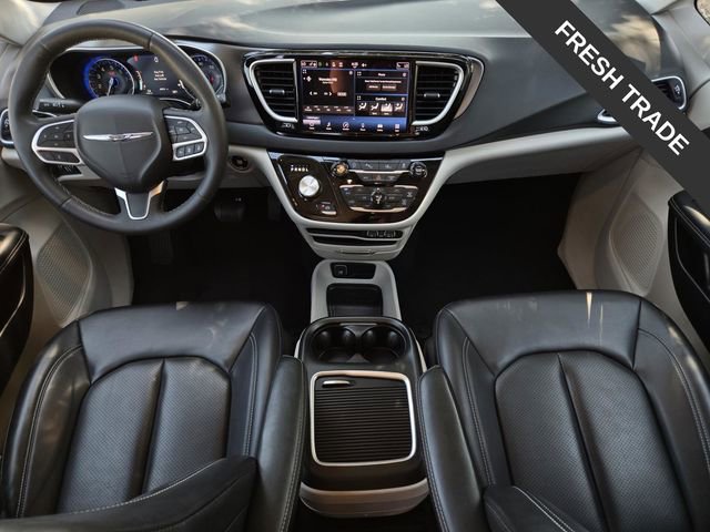 Used 2023 Chrysler Pacifica Touring-L FWD image 17