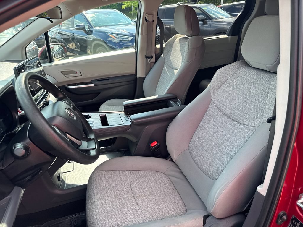 Used 2021 Toyota Sienna LE AWD/4WD image 14