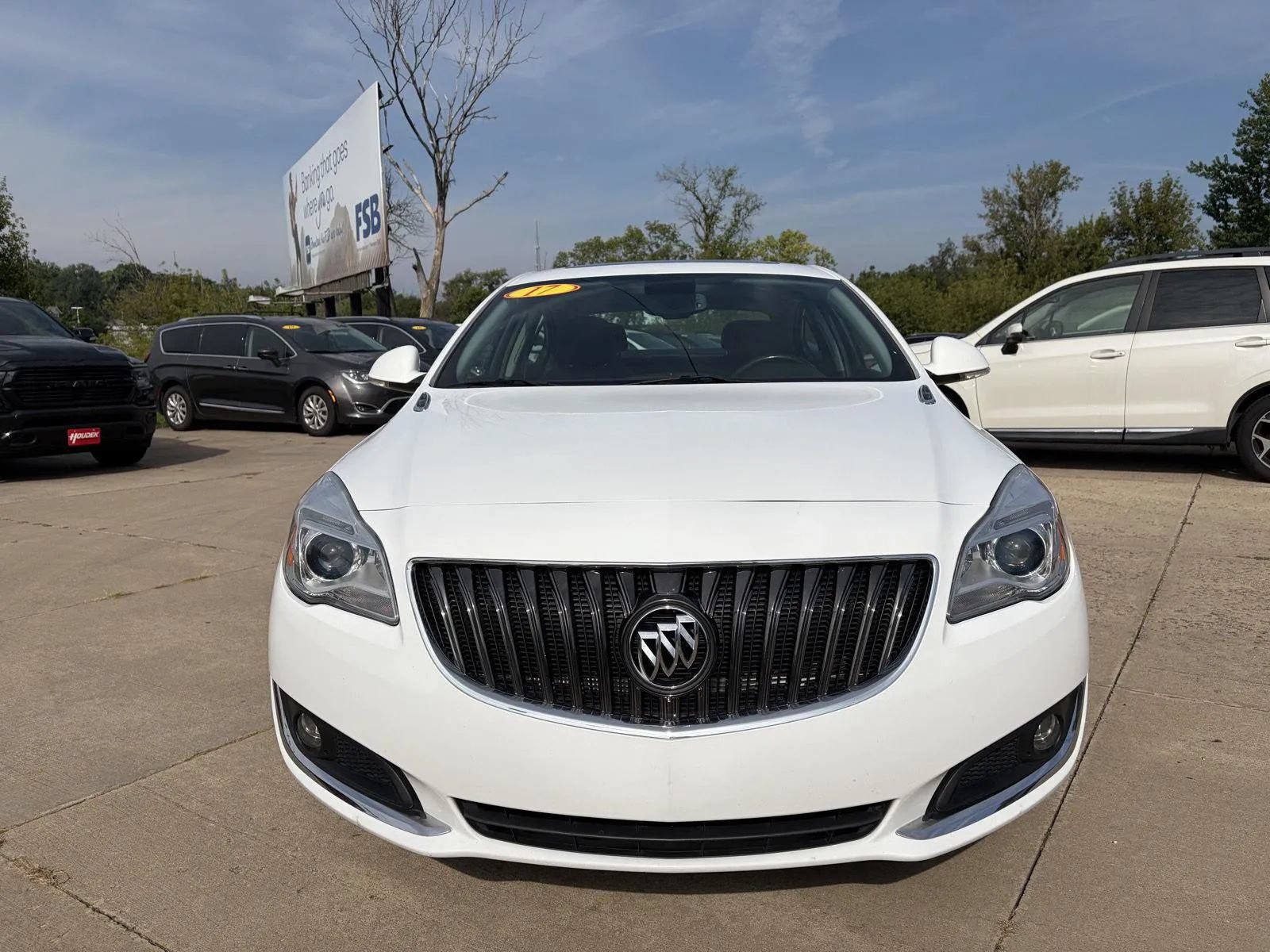 Used 2017 Buick Regal Premium FWD image 2