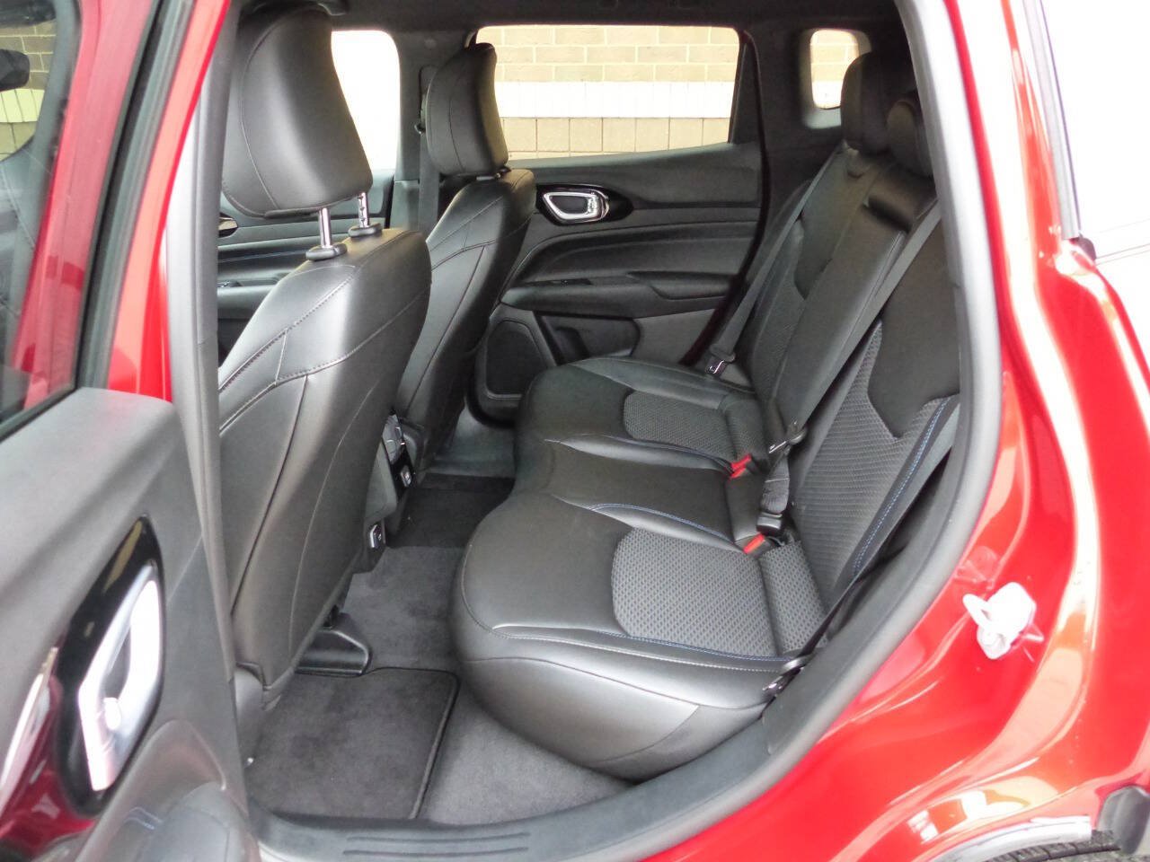 Used 2026 Jeep Compass Latitude AWD/4WD image 34