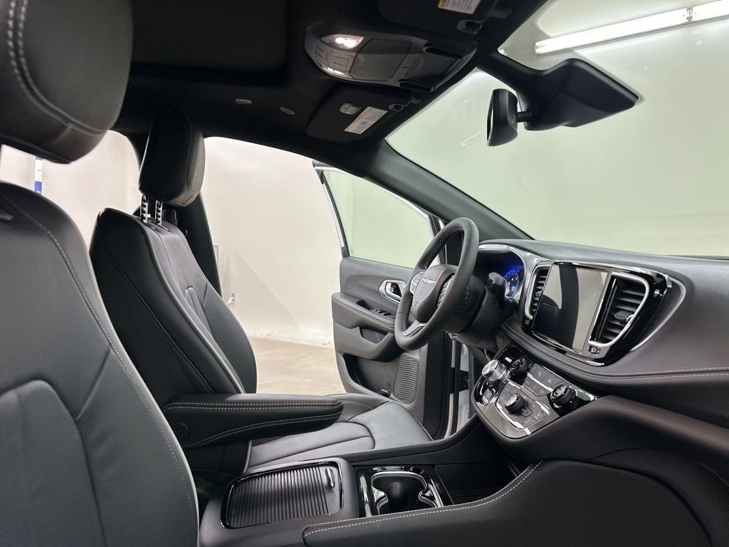 New 2026 Chrysler Pacifica Limited image 18