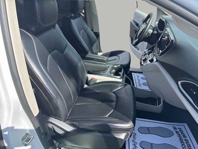 Used 2024 Chrysler Pacifica Touring-L image 34