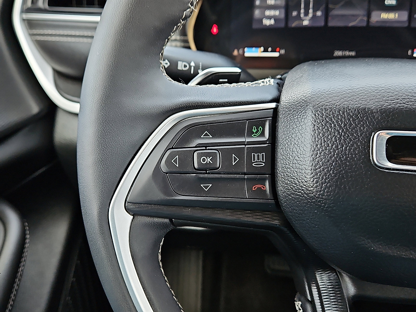 Used 2025 Jeep Grand Cherokee Altitude image 16