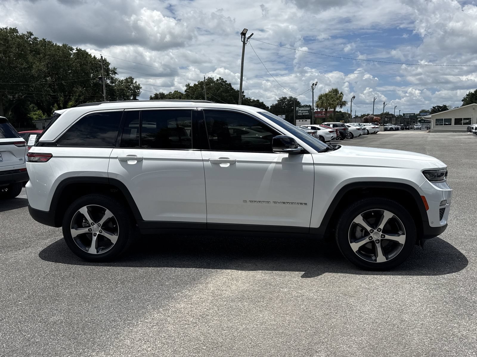 Used 2023 Jeep Grand Cherokee Limited w/ Luxury Tech Group II RWD image 6