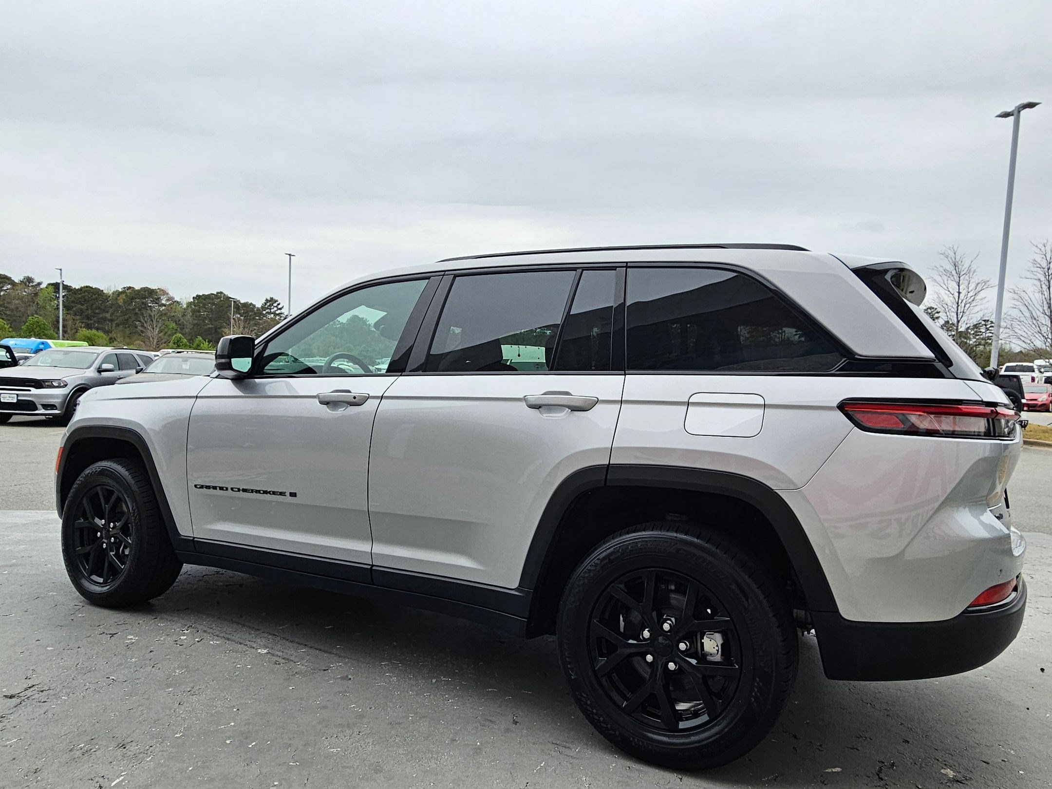 Used 2024 Jeep Grand Cherokee Altitude AWD/4WD image 5