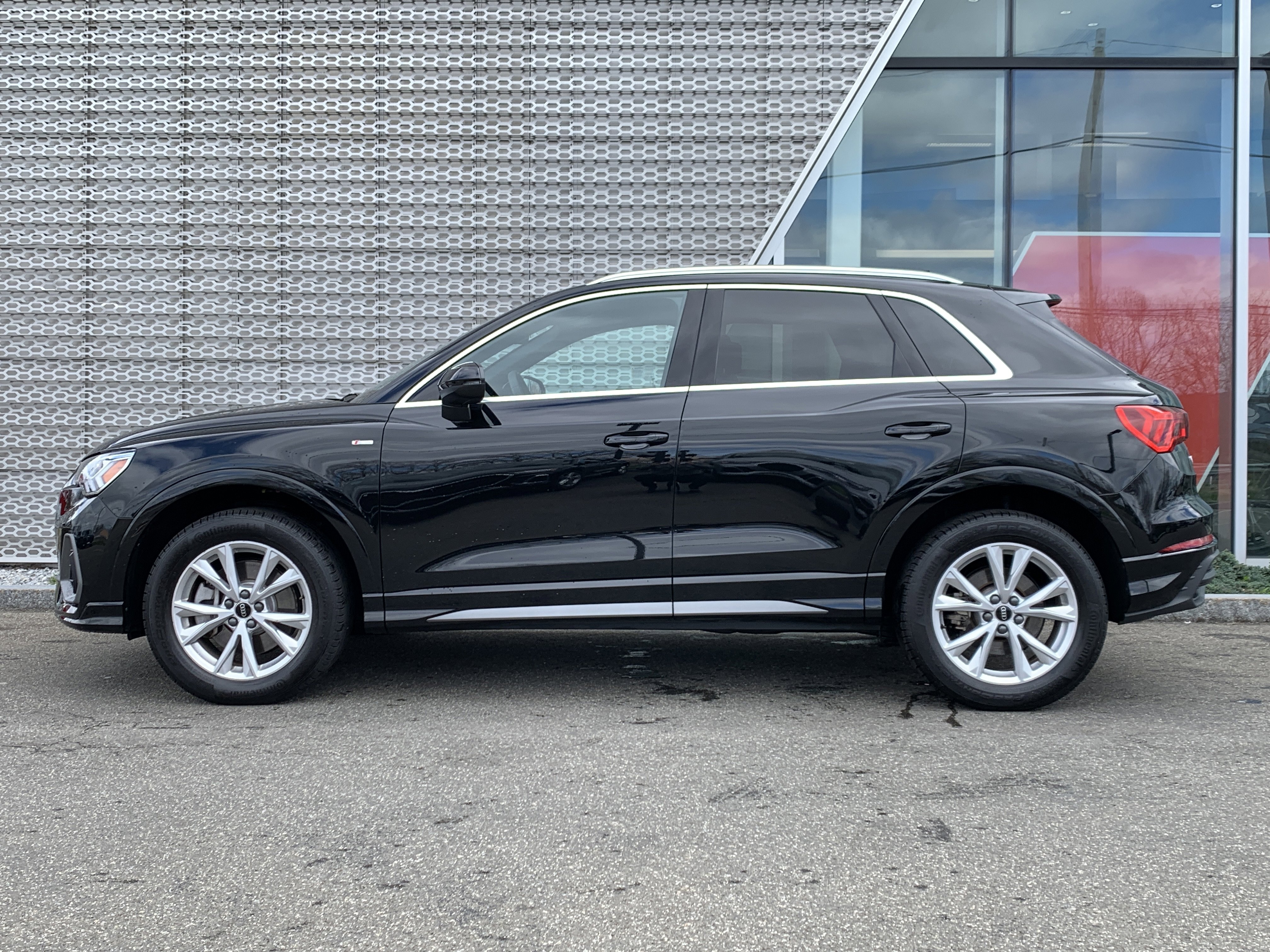 Used 2025 Audi Q3 2.0T Premium w/ Convenience Package image 2