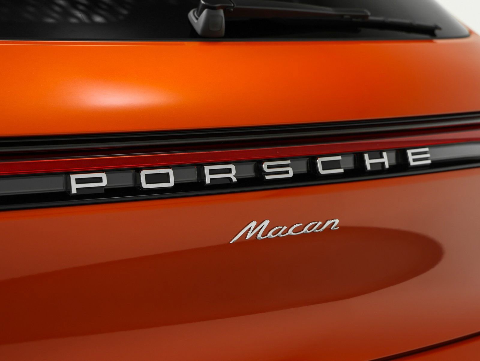 Certified 2025 Porsche Macan AWD/4WD image 14