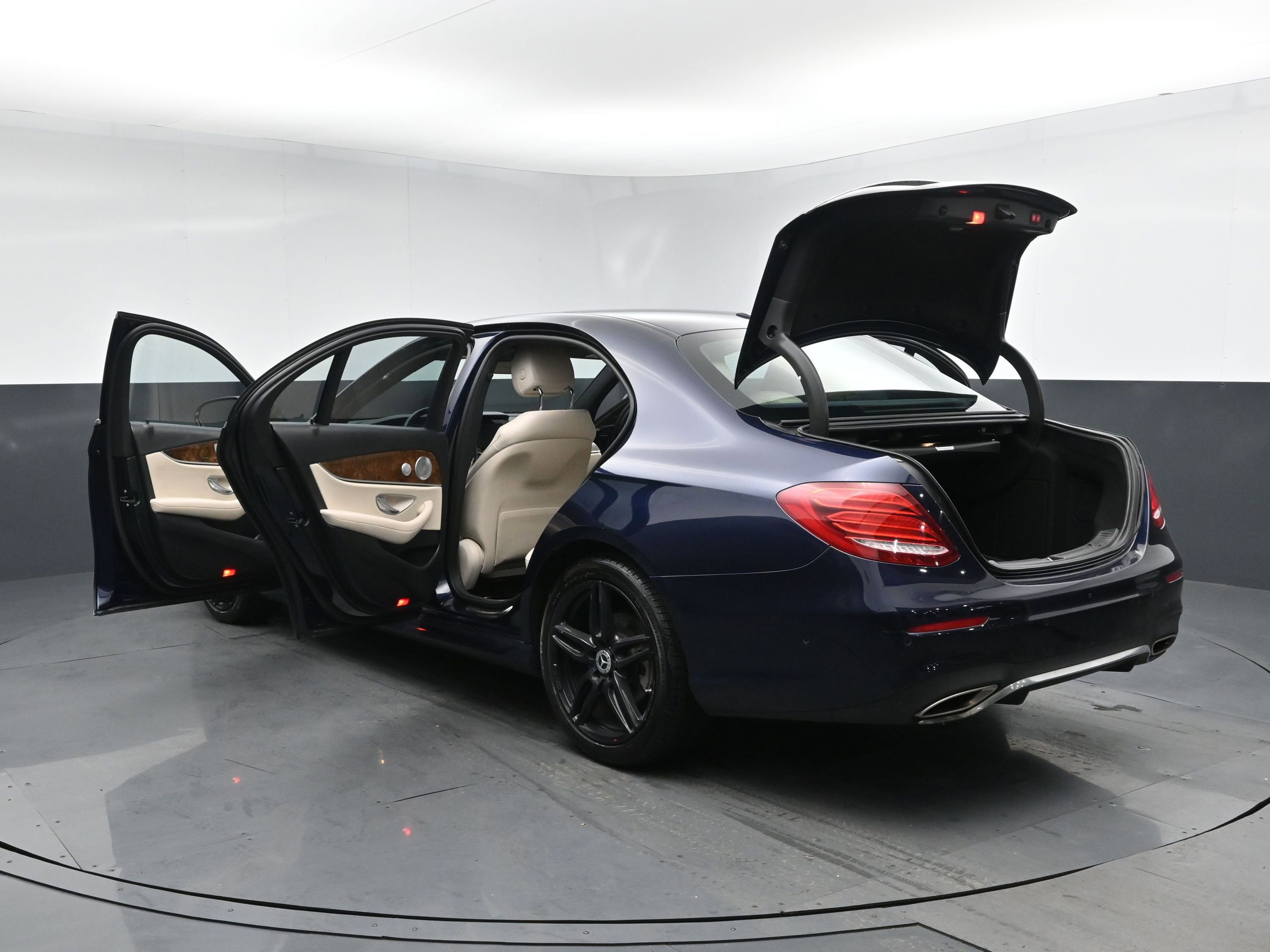 Used 2017 Mercedes-Benz E 300 4MATIC image 28