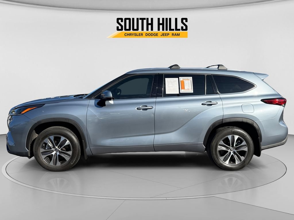 Used 2021 Toyota Highlander XLE AWD/4WD image 2