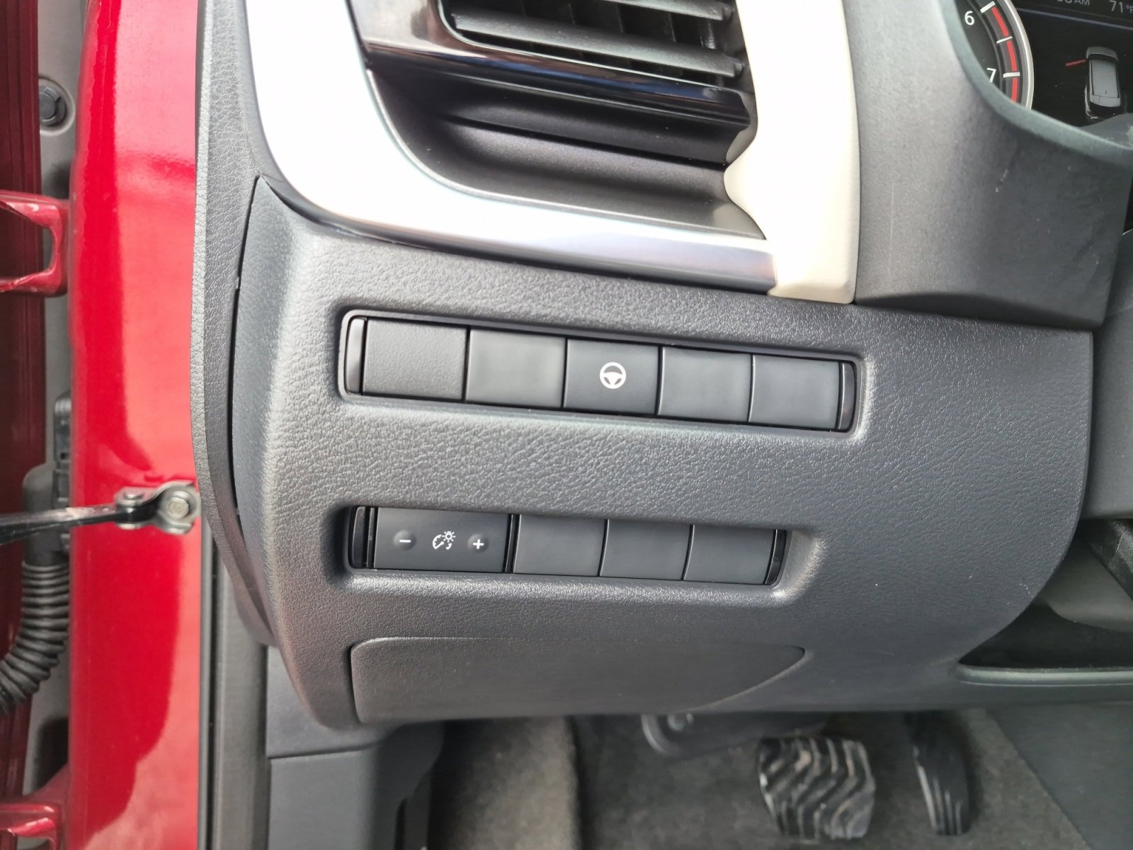 Used 2023 Nissan Rogue SV image 24