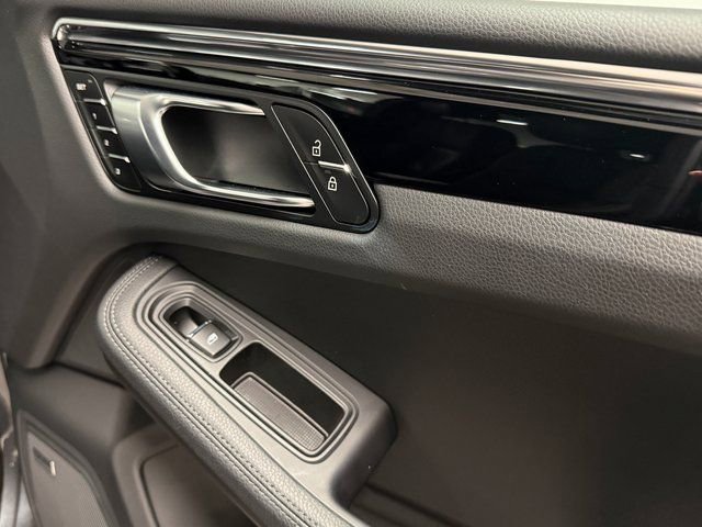 Certified 2025 Porsche Macan AWD/4WD image 32