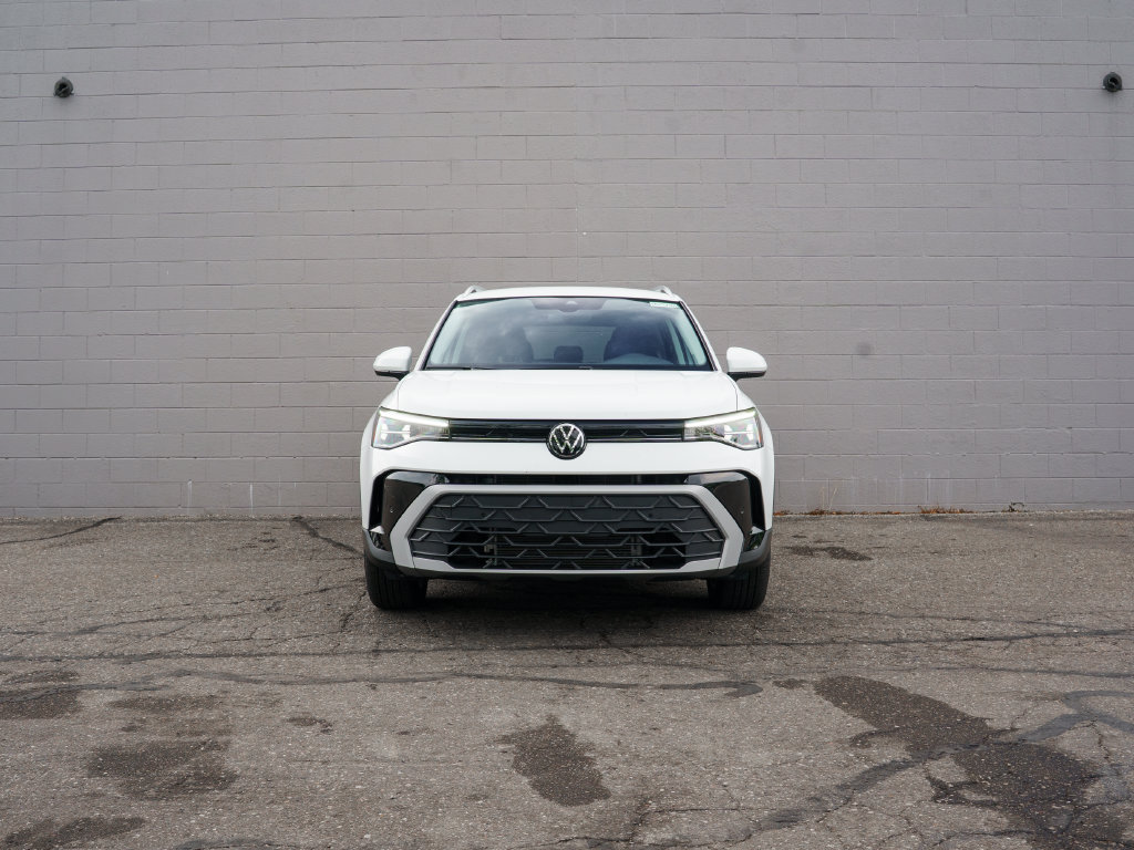 Certified 2025 Volkswagen Taos SE AWD/4WD image 10